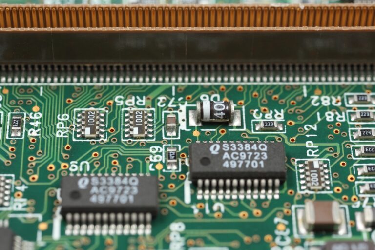 Quels sont les produits antistatiques les plus utilisés pendant l'assemblage des composants électroniques ?