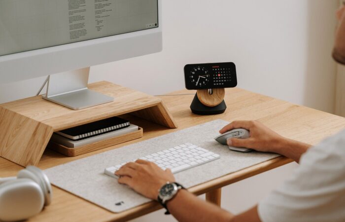 Pourquoi_un_support_d’écran_est_essentiel_pour_un_setup_ergonomique_?