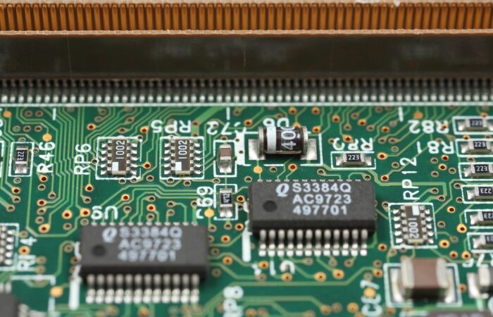 Quels sont les produits antistatiques les plus utilisés pendant l'assemblage des composants électroniques ?